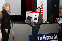 Vítězové soutěží na Setkání fotografů převzali své výhry - multifunkční tiskárna Canon.