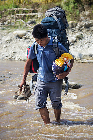 brod přes přítok řeky Budhi Gandaki - Canon EOS 5D Mk II, Canon EF 24-105 f/4, F4.5, 1/160, ISO 200